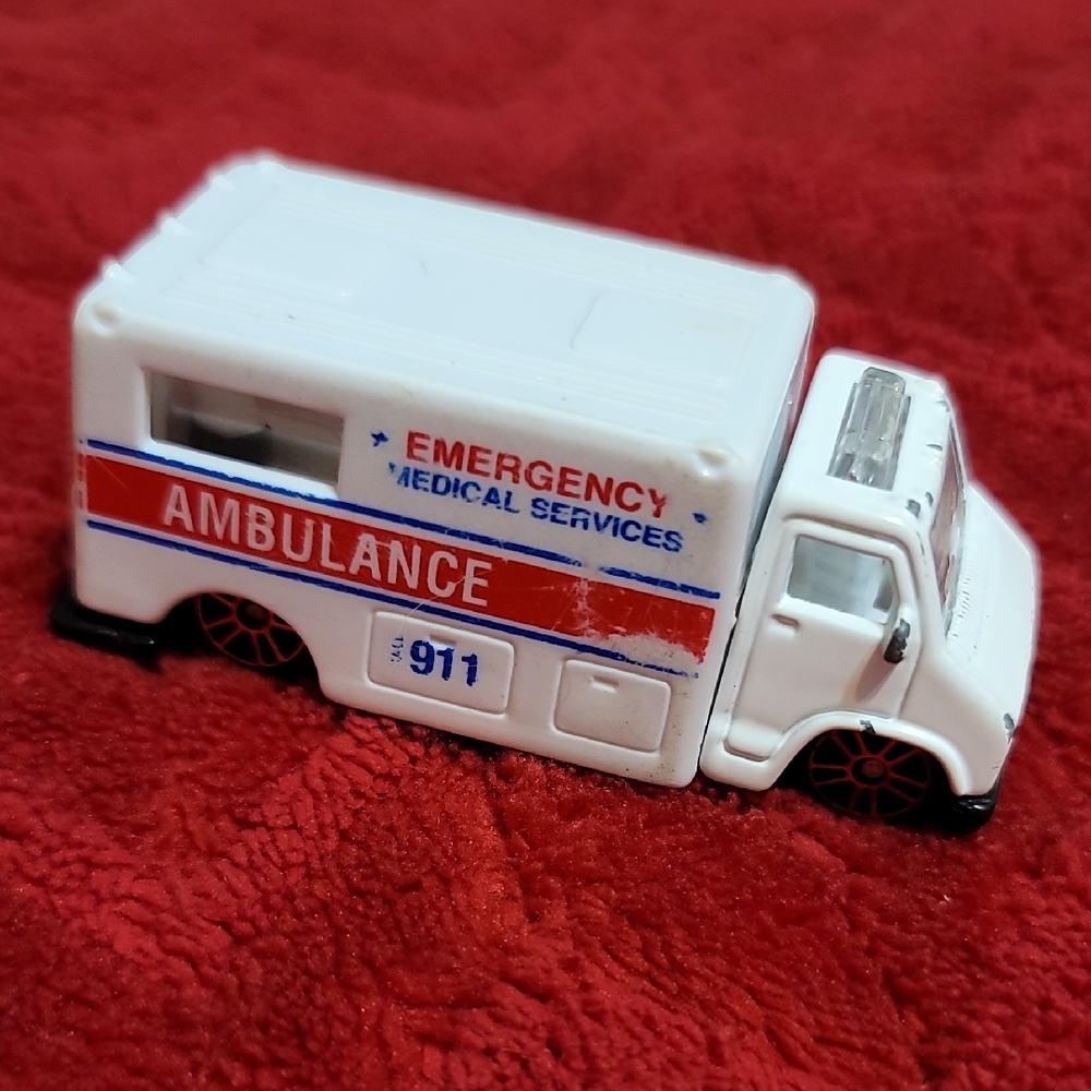 Maisto Emergency Medical Services Ambulance Used No Box White and Red #11549
